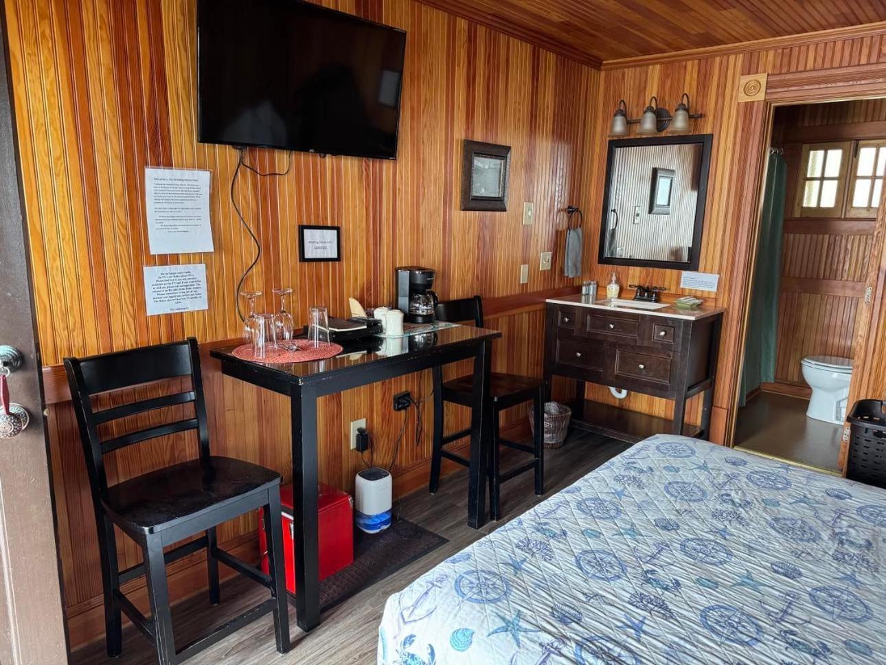 Whistling Winds Motel 2*